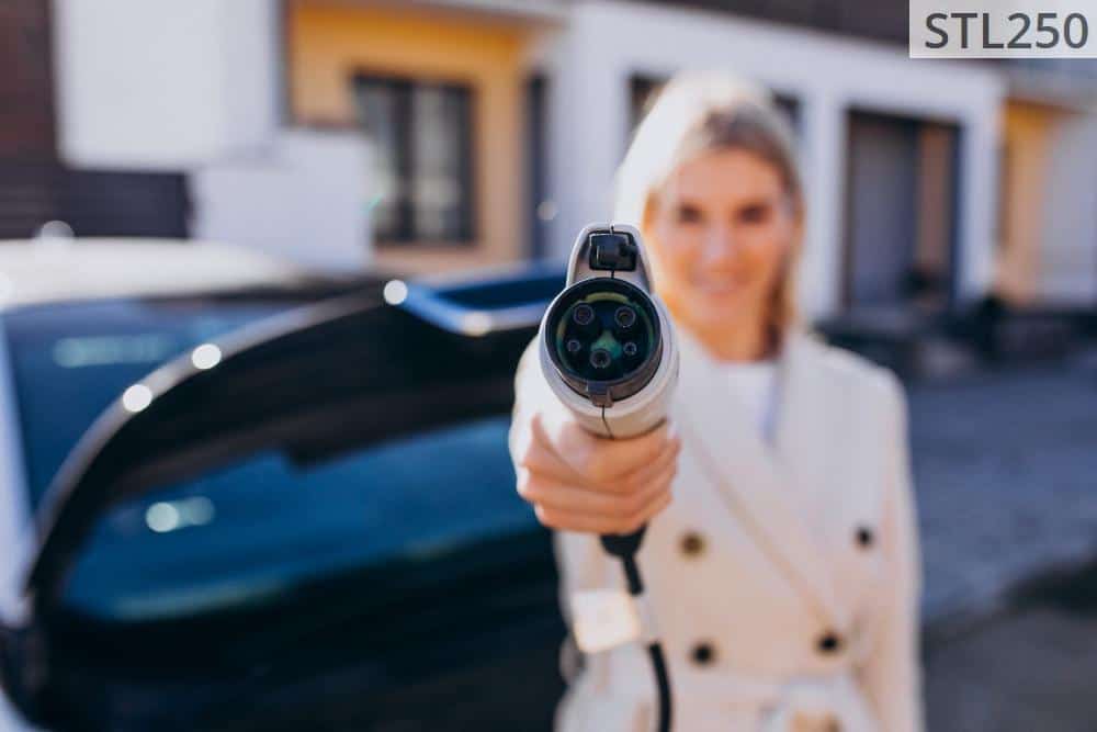 mujer con coche electrico